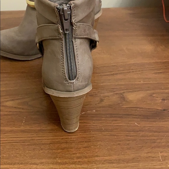 Light brown heeled Shoedazzle booties . - Picture 4 of 5